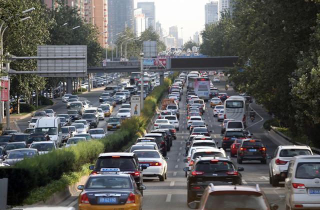 地方出租车改革触“网”：融入网约车平台 突破经营权限制